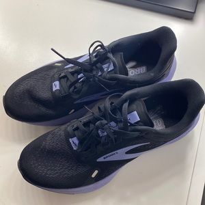 Brooks tennis shoes size 7.5